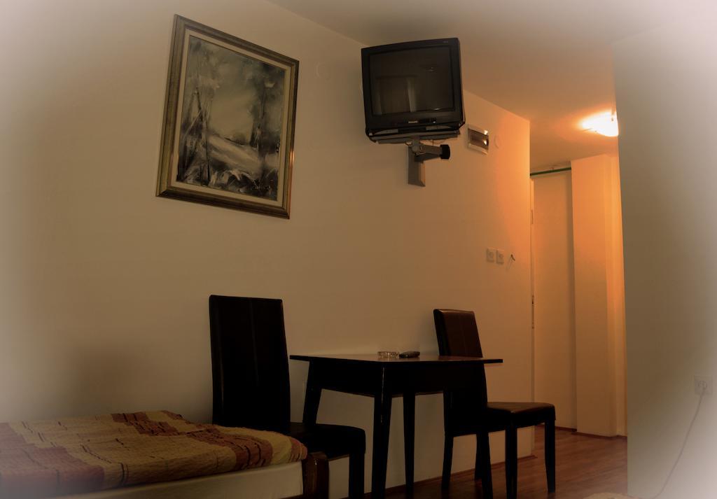 Hostel S Novi Sad Oda fotoğraf